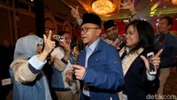 Nur Asia Uno bergembira bersama dengan Titiek Soeharto sambil mengacungkan salam dua jari kepada Zulkifli Hasan.