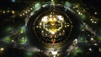 Foto perbandingan suasana Tugu Mandala, Nusa Dua sebelum (atas) dan saat peringatan Earth Hour di Badung, Bali, Sabtu (30/3/2019). Aksi Earth Hour dengan mematikan lampu pada pukul 20.30 hingga 21.30 waktu setempat yang dilakukan di berbagai belahan dunia sebagai bentuk kepedulian terhadap kondisi bumi sekaligus sebagai kampanye untuk menghemat pemakaian listrik. ANTARA FOTO/Fikri Yusuf