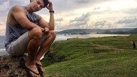 Gaya Zoel berfoto di Bukit Merese, Lombok. Kadang memang caption foto-fotonya suka lucu-lucuan, seperti di foto ini Buat yg kerja, Selamat Kerja yaa (Instagram/zoelnaghi)