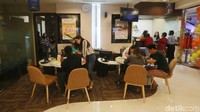 Beginilah kondisi dan suasana layanan perbankan di pusat perbelanjaan. Enak yaa, bisa belanja, bermain dan bisa juga sambil menabung.