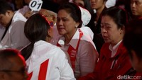 Dengan begitu ramah dan sederhana Ibu Negara Iriana Jokowi melayani selfie dan menjawab semua pertanyaan para pendukung 01.