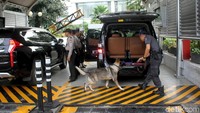 Terlihat setidaknya ada enam anjing pelacak yang dikerahkan. Selain itu, ada beberapa personel yang membawa metal detector.