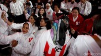 Beginilah keseruan para pendukung paslon 01 yang secara beramai-ramai meminta selfie dengan Megawati dan Iriana Jokowi. 