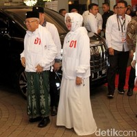 Menariknya, Wury Estu Handayani memakai hoodie putih bertulisan 01. Gaya istri Maruf Amin yang berbeda dari biasanya itu menciptakan kesan kekinian. Dilirik dari situs belanja, hoodie yang dikenakan Wury dibanderol dengan harga Rp 400 ribu. Foto: Rifkianto Nugroho