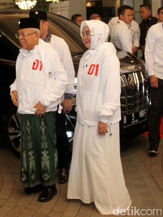 Menariknya, Wury Estu Handayani memakai hoodie putih bertulisan 01. Gaya istri Maruf Amin yang berbeda dari biasanya itu menciptakan kesan kekinian. Dilirik dari situs belanja, hoodie yang dikenakan Wury dibanderol dengan harga Rp 400 ribu. Foto: Rifkianto Nugroho