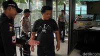 Para petugas keamanan pun bersiaga untuk melakukan pemeriksaan kepada para pengunjung yang hendak memasuki hotel Shangri-La, Jakarta.