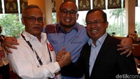 Ada momen unik saat kedua anggota tim sukses kedua pasangan calon presiden itu bertemu, juru Bicara BPN, Andre Rosiade nampak memeluk Direktur Program Tim Kampanye Nasional (TKN) Jokowi-Maruf, Aria Bima dan Sekjen Partai Berkarya Priyo Budi Santoso.