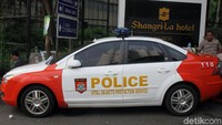 Mobil polisi turut berjaga dan berpatroli di sekitar hotel jelang debat keempat Pilpres 2019.