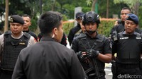 Pola pengamanan debat capres di Hotel Shangri-La dibagi menjadi empat ring. Kepala Biro Operasional (Karo Ops) Polda Metro Jaya Kombes Slamet Hadi menekankan kepada personel pengamanan untuk tidak memberikan akses masuk kepada masyarakat yang ingin ke area debat tanpa izin dari KPU.