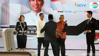 Capres Prabowo Subianto bahkan tak segan menyalami Joko Widodo untuk menyapanya saat naik ke atas panggung debat capres.