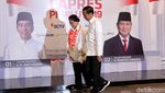 Romantis Banget, Jokowi Rangkul Iriana Saat Tiba di Shangri-La
