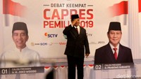 Tak ada komentar yang diberikan Prabowo setibanya di lokasi debat. Dia hanya melambaikan tangan dan hormat kepada para pewarta yang menunggunya di depan.