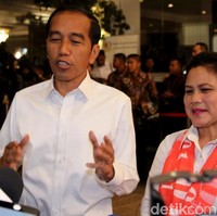 Kali ini, Iriana memadukan kemeja tersebut dengan scarf berwarna merah. Istimewanya, scarf tersebut dihiasi tulisan 01. Untuk menyempurnakan gayanya, Iriana memakai anting mutiara yang meninggalkan sentuhan elegan. Foto: Rifkianto Nugroho