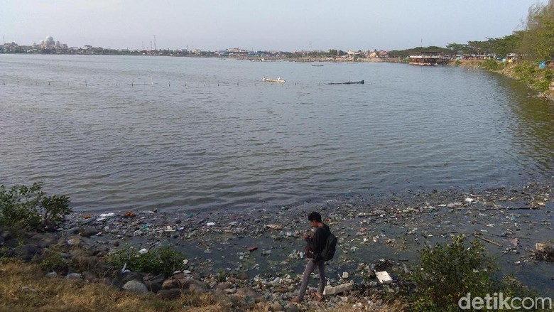 Duh! Waduk Pusong Lhokseumawe Berbau Tak Sedap Akibat Sampah Plastik Duh! Waduk Pusong Lhokseumawe Berbau Tak Sedap Akibat Sampah Plastik