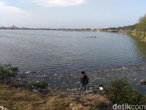 Duh! Waduk Pusong Lhokseumawe Berbau Tak Sedap Akibat Sampah Plastik