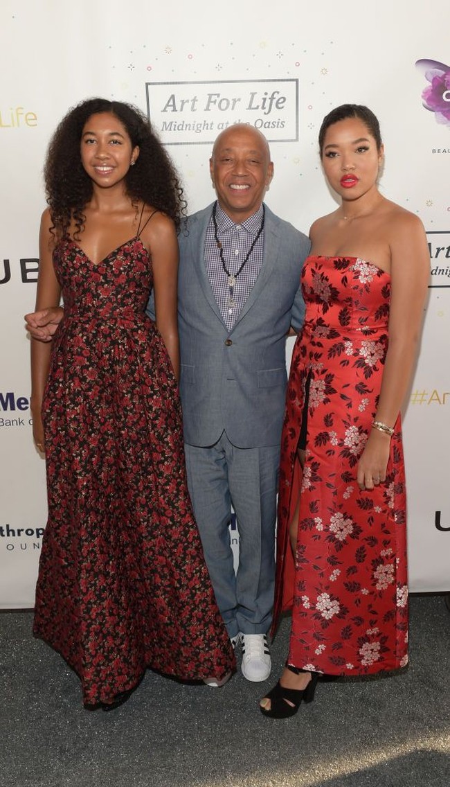 Aoki Lee Simmons merupakan putri bungsu dari pasangan model Kimora Lee dan Russell Simmons. Ia memiliki kakak perempuan bernama Ming Lee. Foto: Getty Images