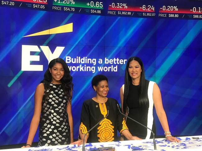 Ini adalah perusahaan kepunyaan wanita, dikelola olehku dan kedua putriku, kata Kimora tentang lini fashion yang dikelolanya, seperti dikutip dari People. Foto: Instagram/@aokileesimmons