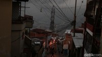 Sebuah menara listrik terlihat di lingkungan selama pemadaman di Caracas. Foto: dok. Reuters