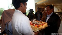 Suasana semakin meriah saat Priyo Budi Santoso mendapat kejutan kue ulang tahun saat menunggu dimulainya debat keempat Pilpres 2019. Hari lahir Sekjen Partai Berkarya itu kebetulan bertepatan dengan jadwal debat keempat capres.