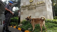 Pantauan detikcom, personel gabungan dari Gegana Polri dan Paspampres mulai melakukan sterilisasi di area debat capres di Ballroom Hotel Shangri-La, Jakarta Pusat, pukul 15.13 WIB, Sabtu (30/3/2019).