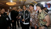Seperti ini salah satunya. Para pendukung yang hadir di arena debat Hotel Shangri-La Jakarta itu juga memanfaatkan waktu untuk bisa berfoto bersama Jokowi.