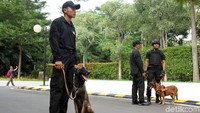 Personel gabungan Polri-TNI mulai mensterilkan lokasi debat keempat Pilpres 2019, yang diikuti capres Joko Widodo dan capres Prabowo Subianto.