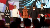Calon presiden Joko Widodo dan Prabowo Subianto memaparkan visi dan misi di debat keempat Pilpres 2019 yang diselenggarakan di Hotel Shangri-La, Jakarta, Sabtu (30/3/2019).