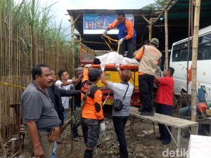 Velg Tronton Meledak Saat Dilas, Satu Pekerja Tewas Terlempar