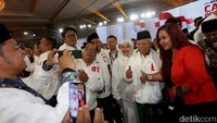 Tak sedikit juga para pendukung yang hadir ingin mendekati dan berebut foto dengan Cawapres Maruf Amin.