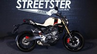 Streetster merupakan motor yang lebih keren dari CB150R ExMotion. Dibanding ExMotion, Honda CB150R Streetster punya grafis khusus pada bodi motor yang membuat motor terlihat sporty. Motor juga punya kaliper berwarna merah di depan dan belakang. Foto: Indianautosblog