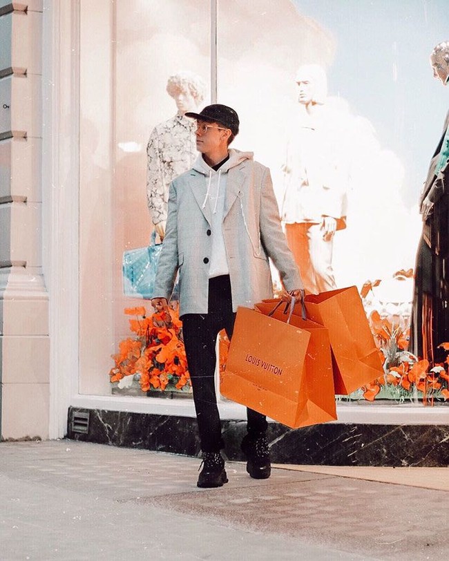 Vlogger asal London, Byron Denton, memperlihatkan kehidupan mewahnya kepada 70 ribuan follower-nya di Instagram. Ia memamerkan foto-foto glamor seperti belanja di butik Louis Vuitton hingga liburan naik pesawat jet pribadi. Foto: Instagram/@tbhbyron