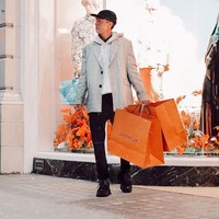 Vlogger asal London, Byron Denton, memperlihatkan kehidupan mewahnya kepada 70 ribuan follower-nya di Instagram. Ia memamerkan foto-foto glamor seperti belanja di butik Louis Vuitton hingga liburan naik pesawat jet pribadi. Foto: Instagram/@tbhbyron