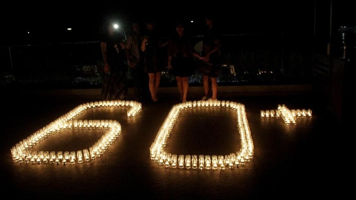Kampanye Earth Hour sebagai bentuk kepedulian terhadap perubahan iklim dan turut serta menjaga kelestarian bumi digelar di beberapa daerah di Indonesia dengan aksi pemadalam lampu selama satu jam.