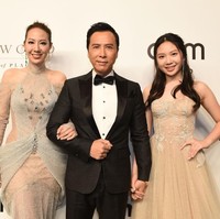 Cissy dan suami serta anaknya merasa diperlakukan kurang mengenakkan oleh salah satu staf di pesta tersebut. Padahal, kala itu Donnie Yen dan keluarganya mengenakan busana yang pantas. Ia memakai setelan jas sementara Cissy dan putrinya gaun nude panjang berhias kristal. Foto: Getty Images