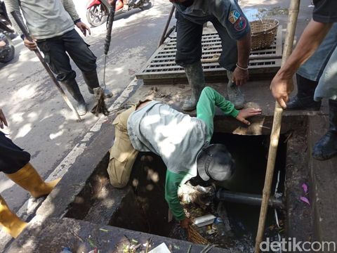 Sampah Sumbat Gorong-Gorong di Malang/