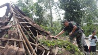 Arus lalu lintas di jalur penghubung Desa Cijenuk dan Desa Citalem, Kecamatan Cipongkor, Kabupaten Bandung Barat, sempat tersendat. Sebab petugas gabungan masih merapikan sejumlah pohon yang nyaris tumbang ke jalan.