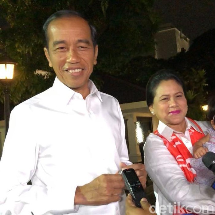 Capres petahana Joko Widodo sebelum ke arena debat keempat Pilpres 2019
