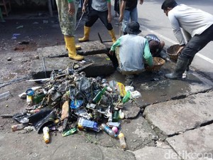 Sampah Sumbat Gorong-gorong Disebut Penyebab Banjir di Kota Malang