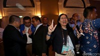 Keceriaan para pendukung 02 dirayakan sambil berjoget bersama-sama.