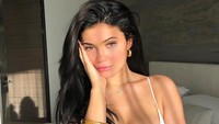 Kylie Jenner sempat mendapatkan tawaran untuk terjun di dunia film porno saat berusia 18 tahun dengan iming-iming terkenal seperti Kim Kardashian. Dok. Instagram/kyliejenner