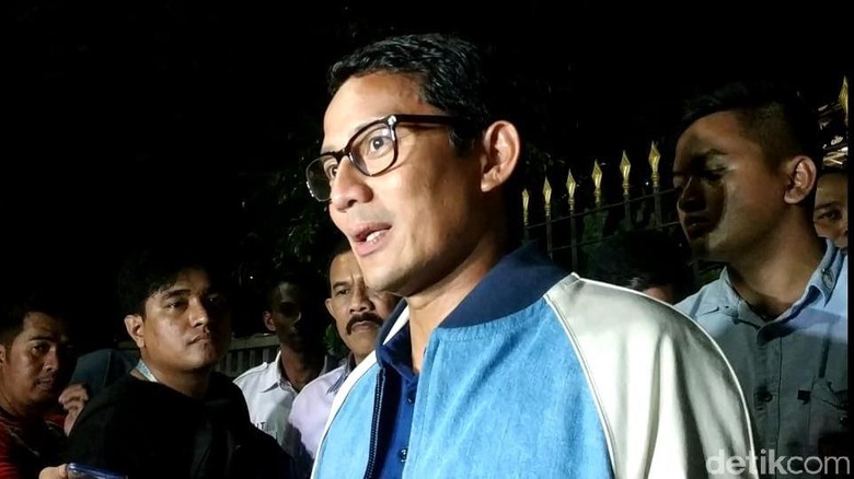 Sandiaga Pamer Pakai Jaket Buatan Anak Prabowo Sandiaga Pamer Pakai Jaket Buatan Anak Prabowo