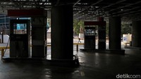 Sebuah pompa bensin ditutup saat pemadaman di Caracas. Foto: dok. Reuters