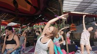 Yoga nggak perlu harus pose rumit, asal fokus dan rileks semua manfaat bisa dicapai, ujarnya saat ditemui di Bali Spirit Festival, Ubud, Bali, Jumat (29/3/2019). Foto: Khadijah Nur Azizah/detikHealth