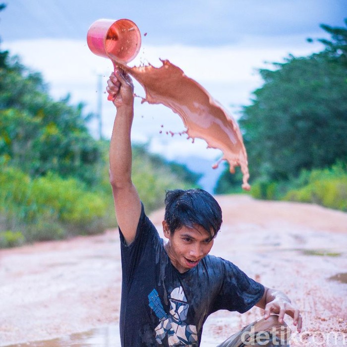 Mandi di Kubangan, Pemuda Ini Kritik Jalan Rusak di Konsel Sultra