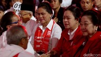 Megawati yang didampingi Puan Maharani turut mendampingi Ibu Negara Iriana Jokowi dalam debat kali ini.
