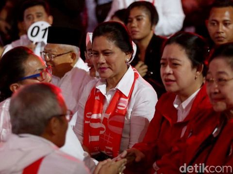 Iriana Jokowi memakai syal bertulisan 01 saat hadir di Debat Capres ke-4.