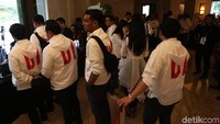 Sejumlah anggota Tim Kemenangan Nasional (TKN) Jokowi-Maruf Amin juga nampak telah berkumpul di Hotel Shangri-La, Jakarta.