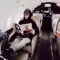 Hidup glamor yang ditunjukkannya ternyata hanya kepalsuan bekaka. YouTuber dengan jumlah subscriber 87 ribuan itu sengaja berbohong sebagai sebuah eksperimen sosial. Foto: Instagram/@tbhbyron