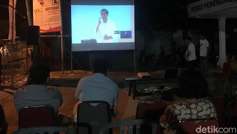 Pendukung Prabowo di Padang Nobar Debat Capres di Rumah Jubir BPN Pendukung Prabowo di Padang Nobar Debat Capres di Rumah Jubir BPN