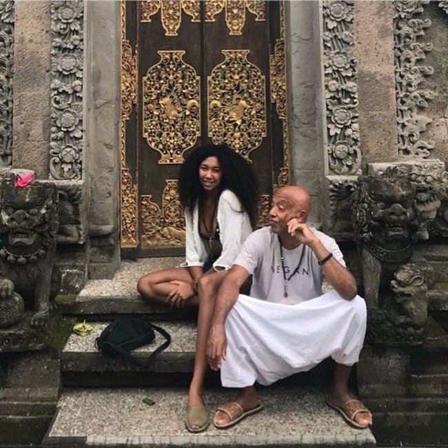 Meskipun kedua orangtuanya telah bercerai, Aoki tetap dekan dengan ibu maupun ayahnya. Bersama sang ayah Russell Simmons, Aoki pernah mengunjungi Bali untuk menggalang dana bagi korban tsunami dan gempa bumi pada November 2018. Foto: Instagram/@aokileesimmons